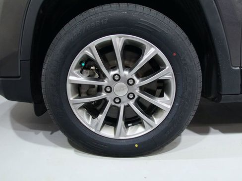 Used 2019 Jeep Cherokee Latitude Plus w/ Cold Weather Group AWD/4WD image 17