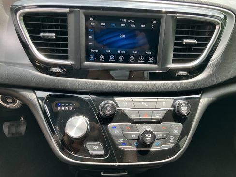 Used 2018 Chrysler Pacifica Touring Plus w/ S Appearance Package FWD image 18