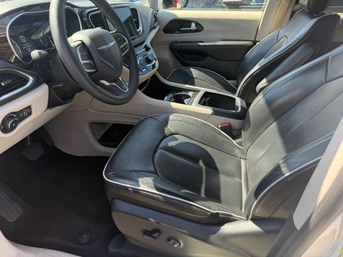 Used 2023 Chrysler Pacifica Limited FWD image 3