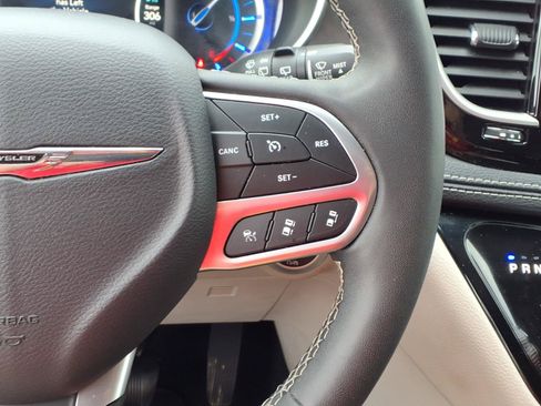 Used 2023 Chrysler Pacifica Touring-L FWD image 18