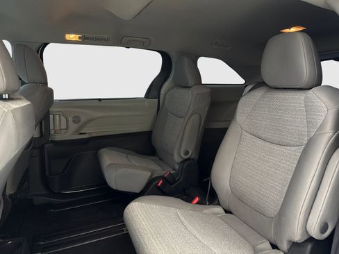 Used 2022 Toyota Sienna LE image 37