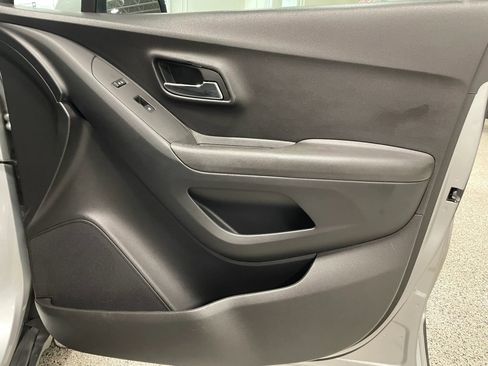 Used 2017 Chevrolet Trax LT w/ LT Convenience Package FWD image 26
