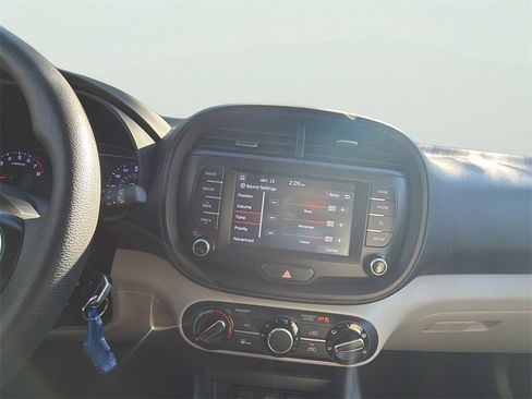 Used 2020 Kia Soul LX image 27