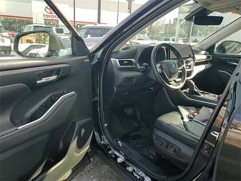 Certified 2023 Toyota Highlander XLE image 10