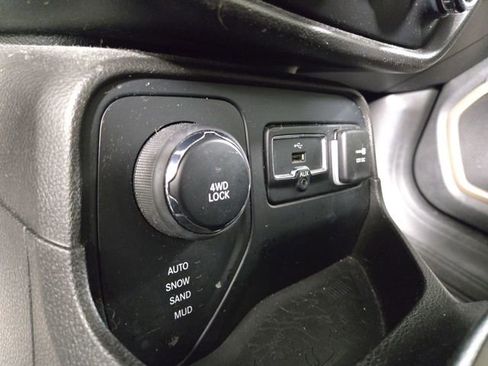 Used 2017 Jeep Renegade Latitude w/ Cold Weather Group AWD/4WD image 26