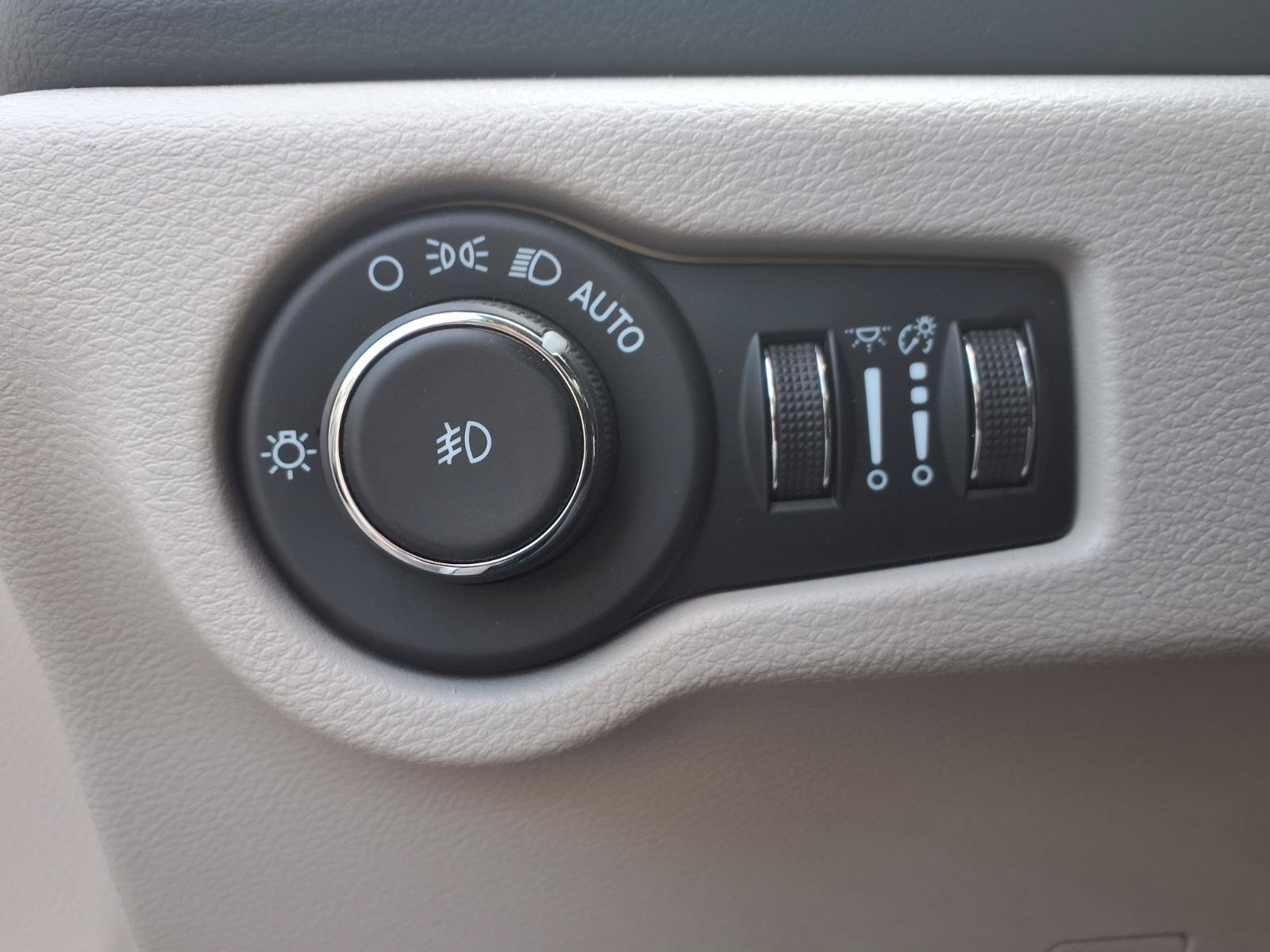 Used 2024 Chrysler Pacifica Touring-L FWD image 12