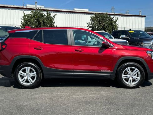 Used 2024 GMC Terrain SLE image 3