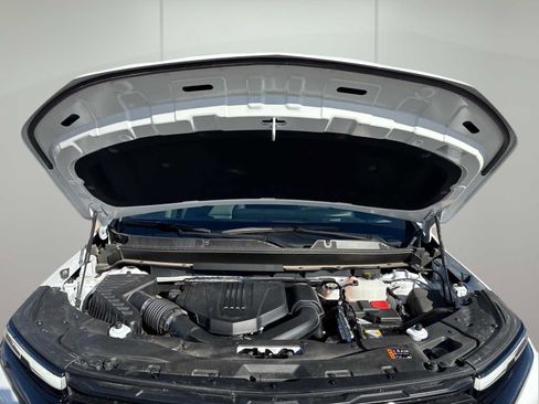 Used 2025 Chevrolet Traverse LT w/ Midnight/Sport Edition image 18