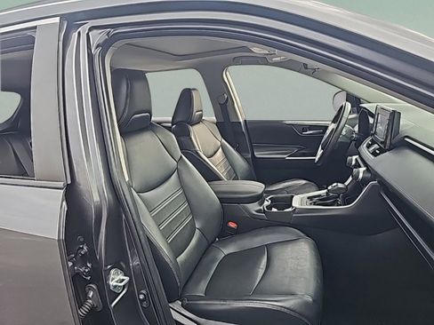 Used 2021 Toyota RAV4 XLE Premium image 36