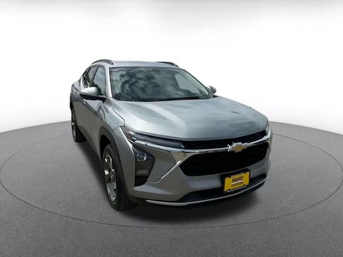 Used 2025 Chevrolet Trax LT FWD image 3