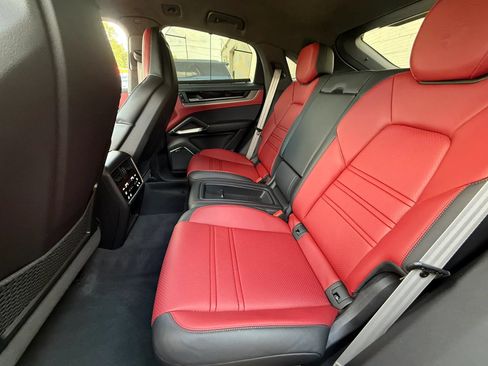 Used 2025 Porsche Cayenne Turbo GT AWD/4WD image 33