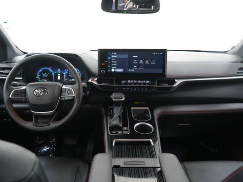 Used 2025 Toyota Sienna XSE AWD/4WD image 17
