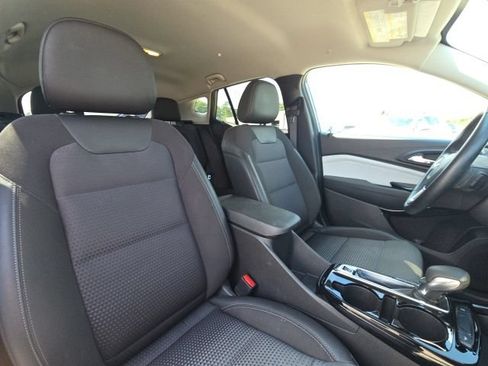 Used 2024 Chevrolet Trax LT w/ LT Convenience Package FWD image 18