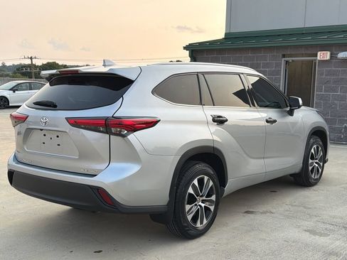 Used 2022 Toyota Highlander XLE AWD/4WD image 4