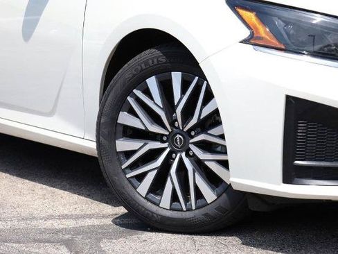 Certified 2025 Nissan Altima 2.5 SV FWD image 3