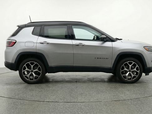 Used 2025 Jeep Compass Limited image 11