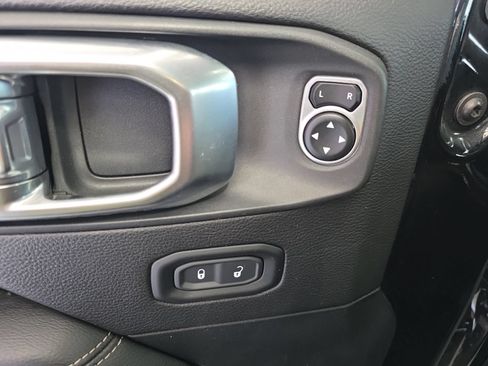 Used 2019 Jeep Wrangler Unlimited Sahara w/ Uconnect 4C Nav & Sound Group AWD/4WD image 12