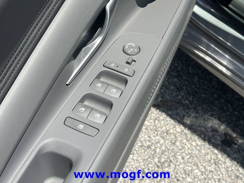 Used 2025 Hyundai Elantra SEL FWD image 16