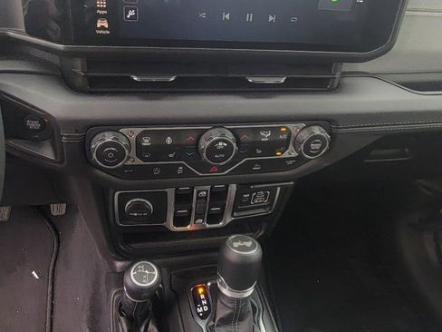 Used 2025 Jeep Wrangler Sahara image 14
