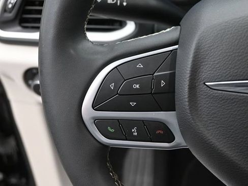 Used 2022 Chrysler Pacifica Touring-L FWD image 28