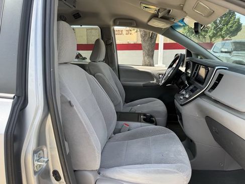 Used 2017 Toyota Sienna LE FWD image 26