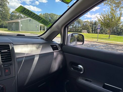 Used 2010 Nissan Versa SL w/ Premium Pkg image 18