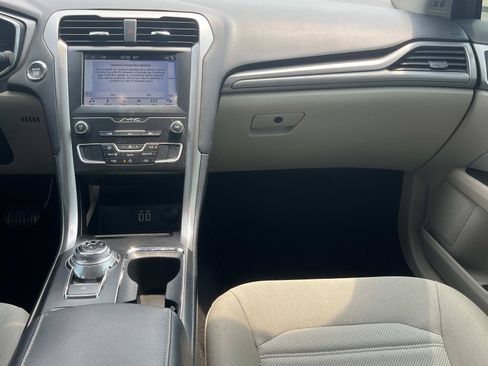 Used 2019 Ford Fusion SE FWD image 13
