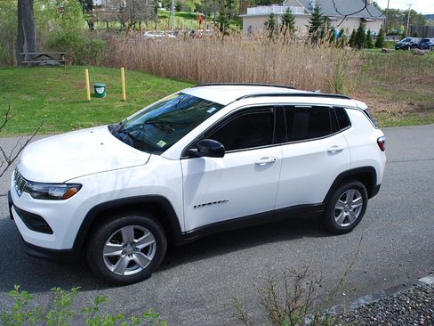 Used 2022 Jeep Compass Latitude w/ Convenience Group AWD/4WD image 2