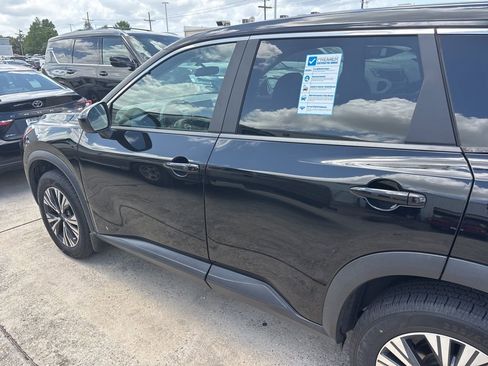 Used 2023 Nissan Rogue SV image 3