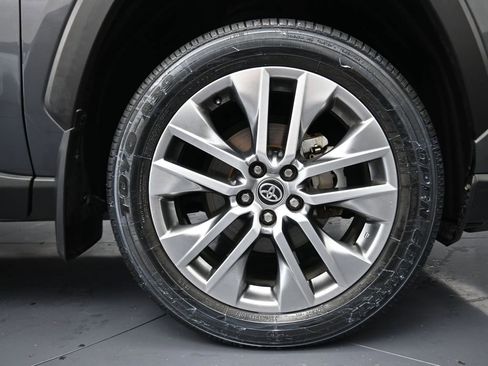 Used 2023 Toyota RAV4 XLE Premium image 5