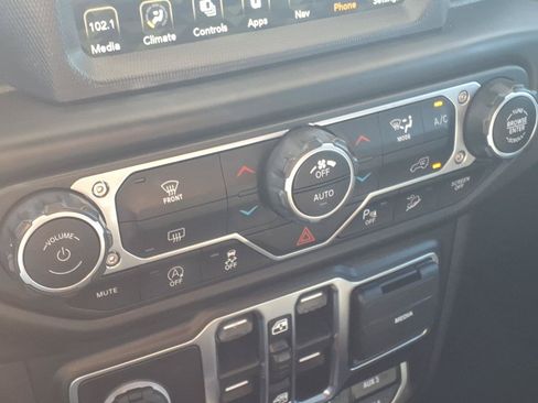 Used 2020 Jeep Wrangler Unlimited Sahara AWD/4WD image 19