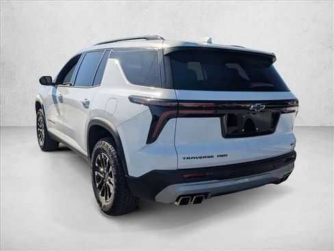 Used 2024 Chevrolet Traverse Z71 image 3