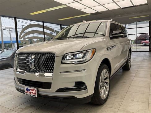Used 2023 Lincoln Navigator Reserve AWD/4WD image 3