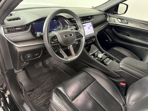 Used 2022 Jeep Grand Cherokee Overland w/ Luxury Tech Group IV AWD/4WD image 4