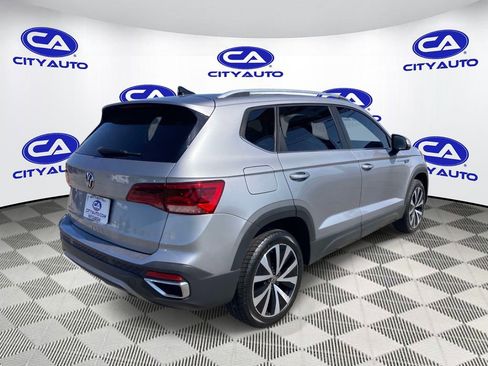 Used 2022 Volkswagen Taos SE FWD image 3