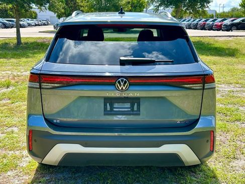 Certified 2025 Volkswagen Tiguan SE w/ Panoramic Sunroof Package AWD/4WD image 6