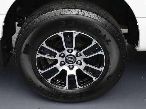Used 2024 Nissan Titan SV w/ SV Convenience Package AWD/4WD image 5