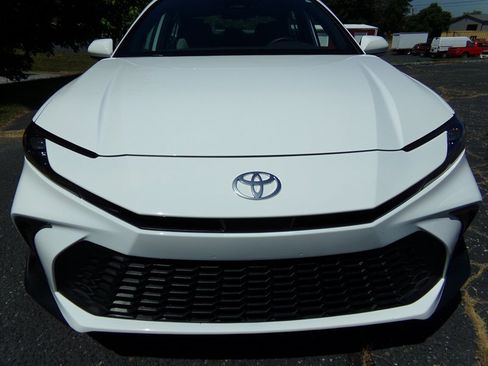 Used 2025 Toyota Camry SE FWD image 3