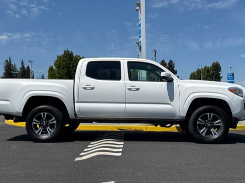 Used 2020 Toyota Tacoma SR AWD/4WD image 8