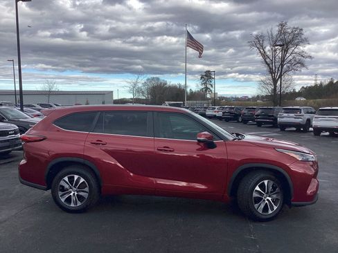 Used 2023 Toyota Highlander XLE image 5
