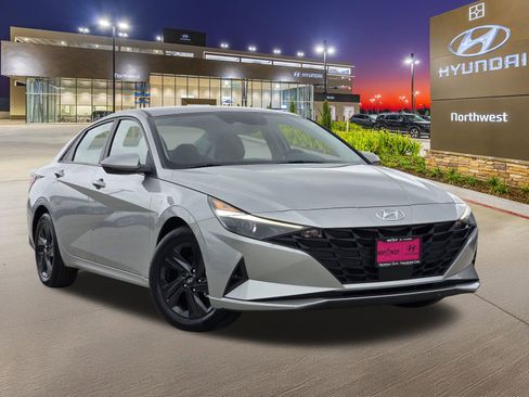 Used 2022 Hyundai Elantra SEL w/ Convenience Package FWD image 3
