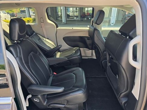 Used 2023 Chrysler Pacifica Touring-L FWD image 13