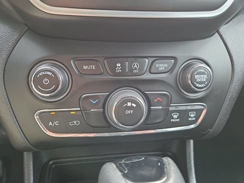 Used 2020 Jeep Cherokee Latitude Plus AWD/4WD image 39