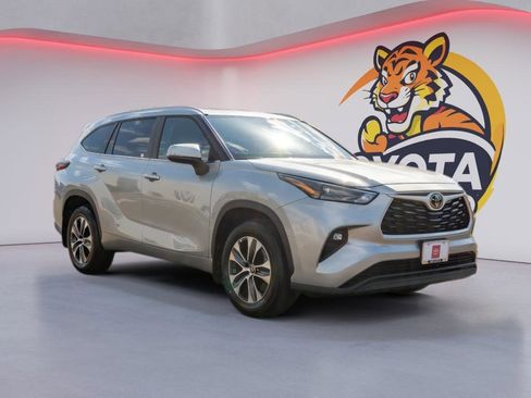 Used 2025 Toyota Highlander XLE image 3