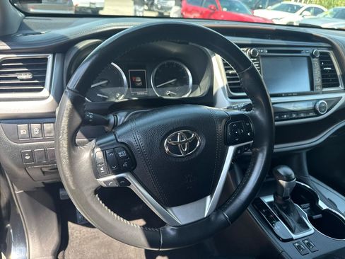 Used 2019 Toyota Highlander XLE AWD/4WD image 30