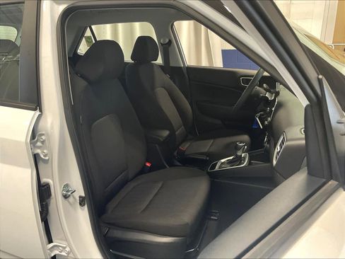Used 2025 Hyundai Venue SE image 11