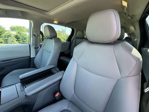 Used 2023 Toyota Sienna XLE AWD/4WD image 16