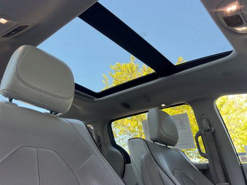 Used 2017 Chrysler Pacifica Limited w/ UConnect Theater Package FWD image 20