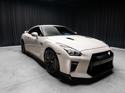Used 2020 Nissan GT-R Premium AWD/4WD image 11