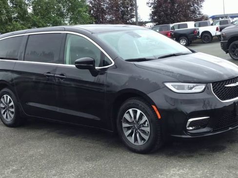 Used 2024 Chrysler Pacifica Select image 2